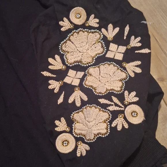 Embroiderd Top - Picture 7 of 9